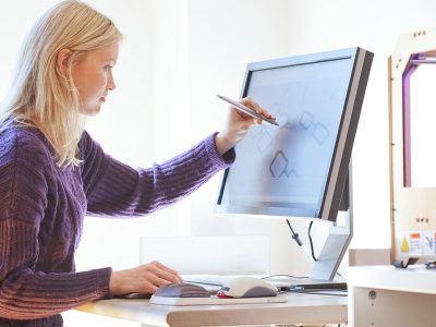 Designerin arbeitet mit CAD